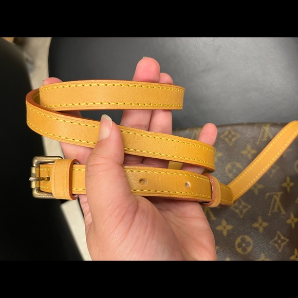 Louis Vuitton Tango w/ Long strap - Picture 6 of 16
